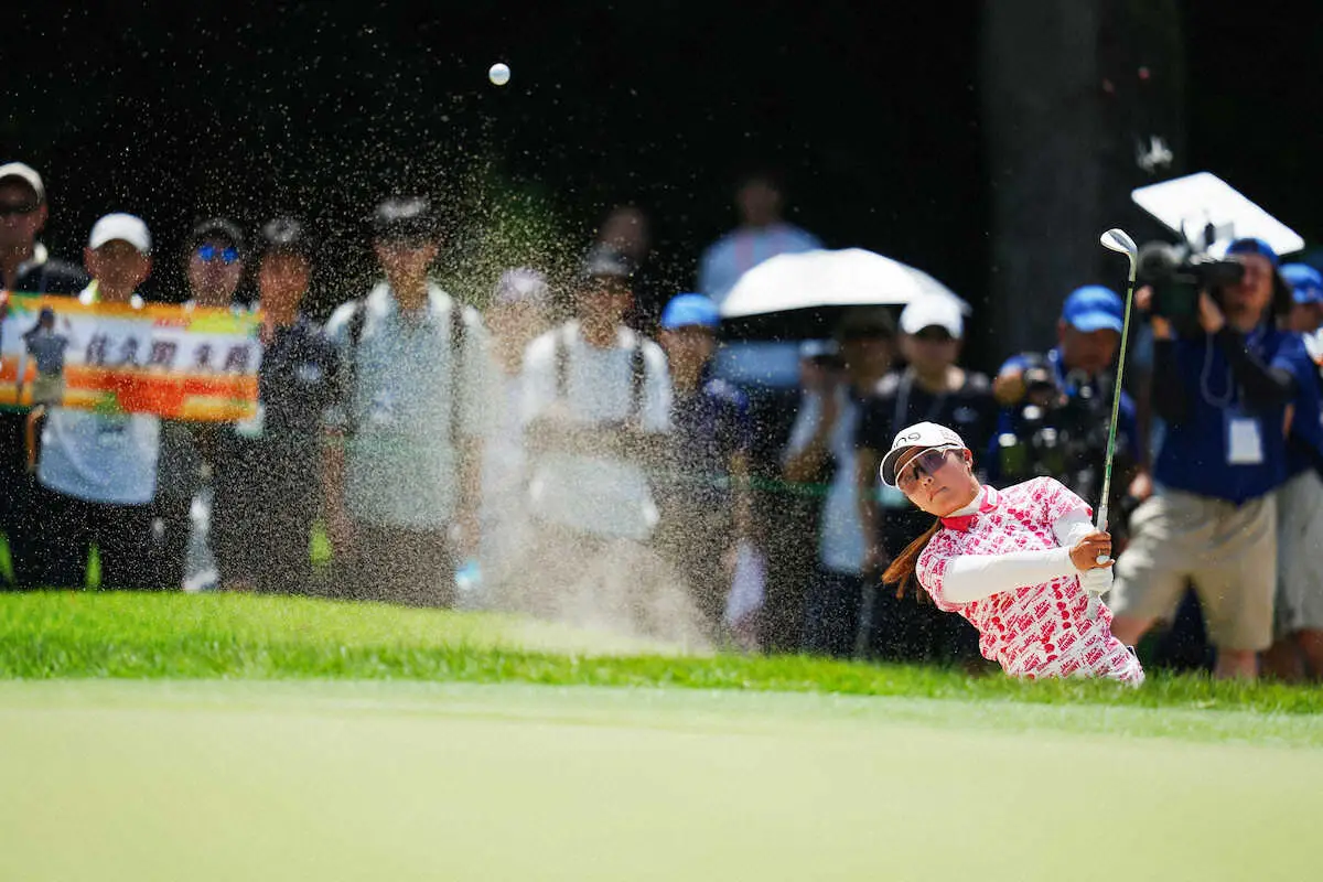 【画像・写真】＜アース・モンダミンカップ3日目＞13番、バンカーから第2打を放つ佐久間朱莉（撮影・会津　智海）