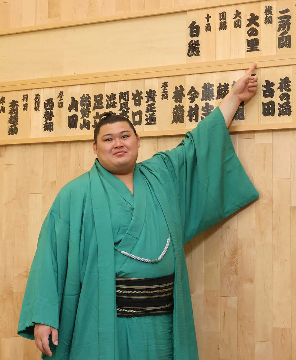【画像・写真】＜大の里番付発表＞新横綱として新たに名前を指さす大の里（撮影・椎名　航）
