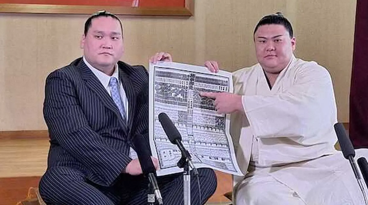 【画像・写真】伊勢ケ浜部屋で会見し、まげ姿を披露した草野(右)。左は伊勢ケ浜親方