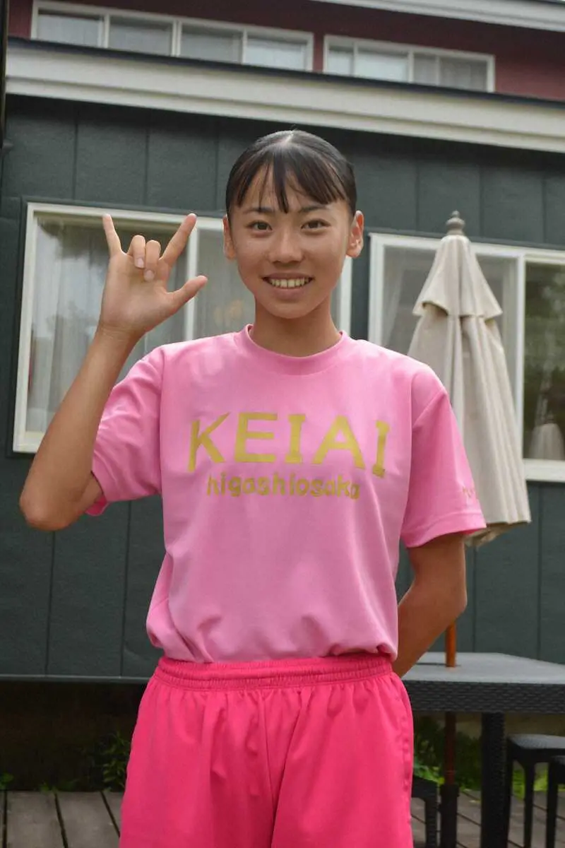 【画像・写真】敬愛ポーズで写真に納まる久保