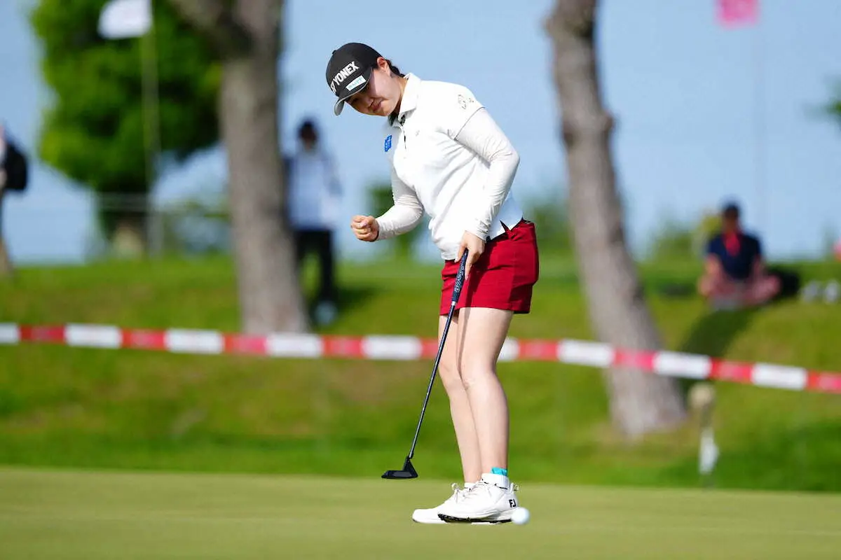 【画像・写真】＜資生堂・JALレディース・2日目＞18番、バーディーパットを決めガッツポーズの倉林紅（撮影・西尾　大助）