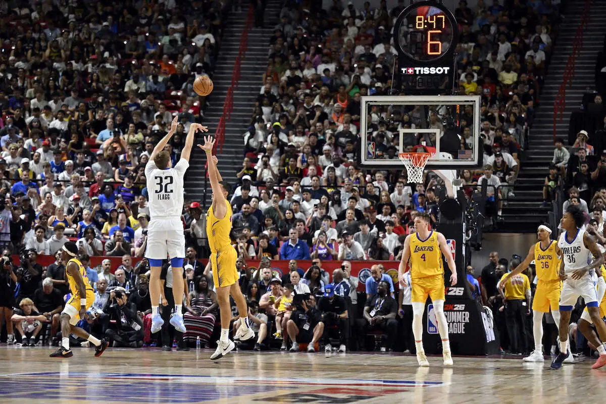 【画像・写真】【NBA】クーパー・フラッグ初実戦！精細欠きながらも10得点　レブロンの息子とのマッチアップに大歓声