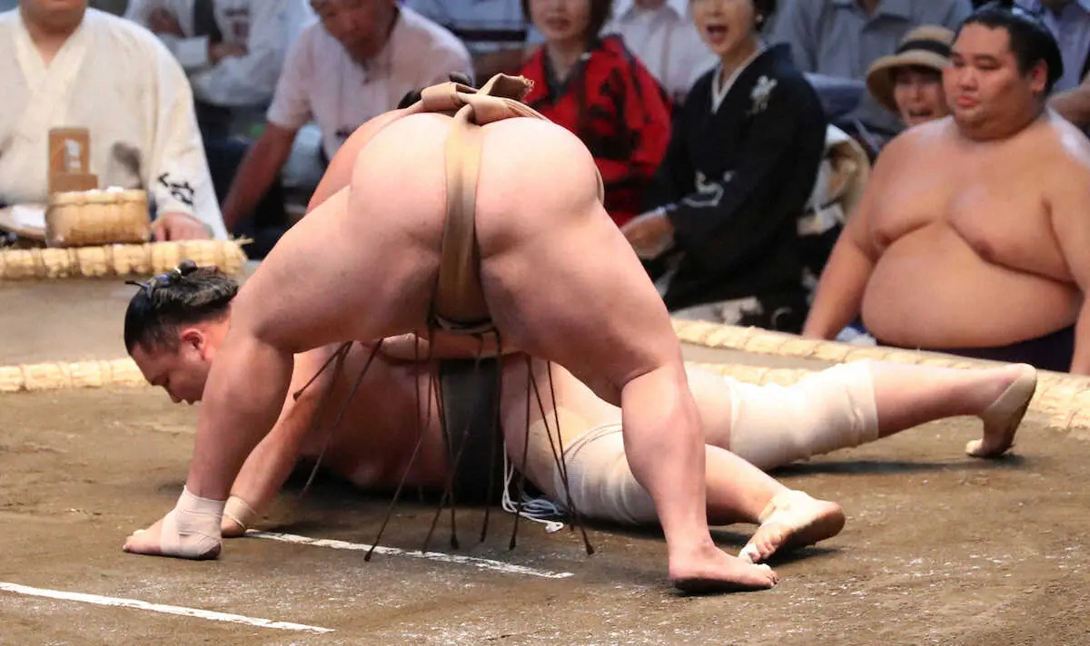 【画像・写真】朝乃山が今場所初黒星　防戦一方の内容に「相撲がふがいない」と天を仰ぐ