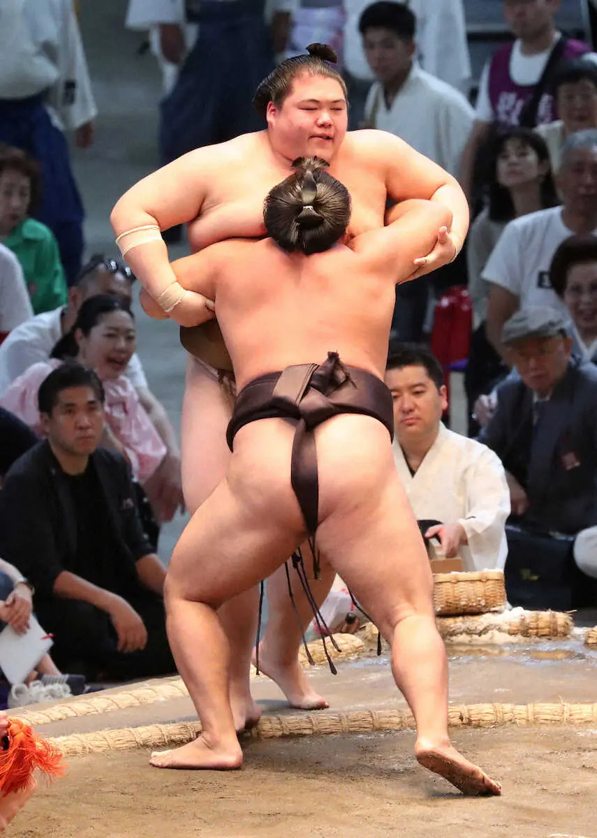 【画像・写真】関脇・霧島が無傷の3連勝「立ち合いで負けないようにという気持ち」「まだまだ、これから」