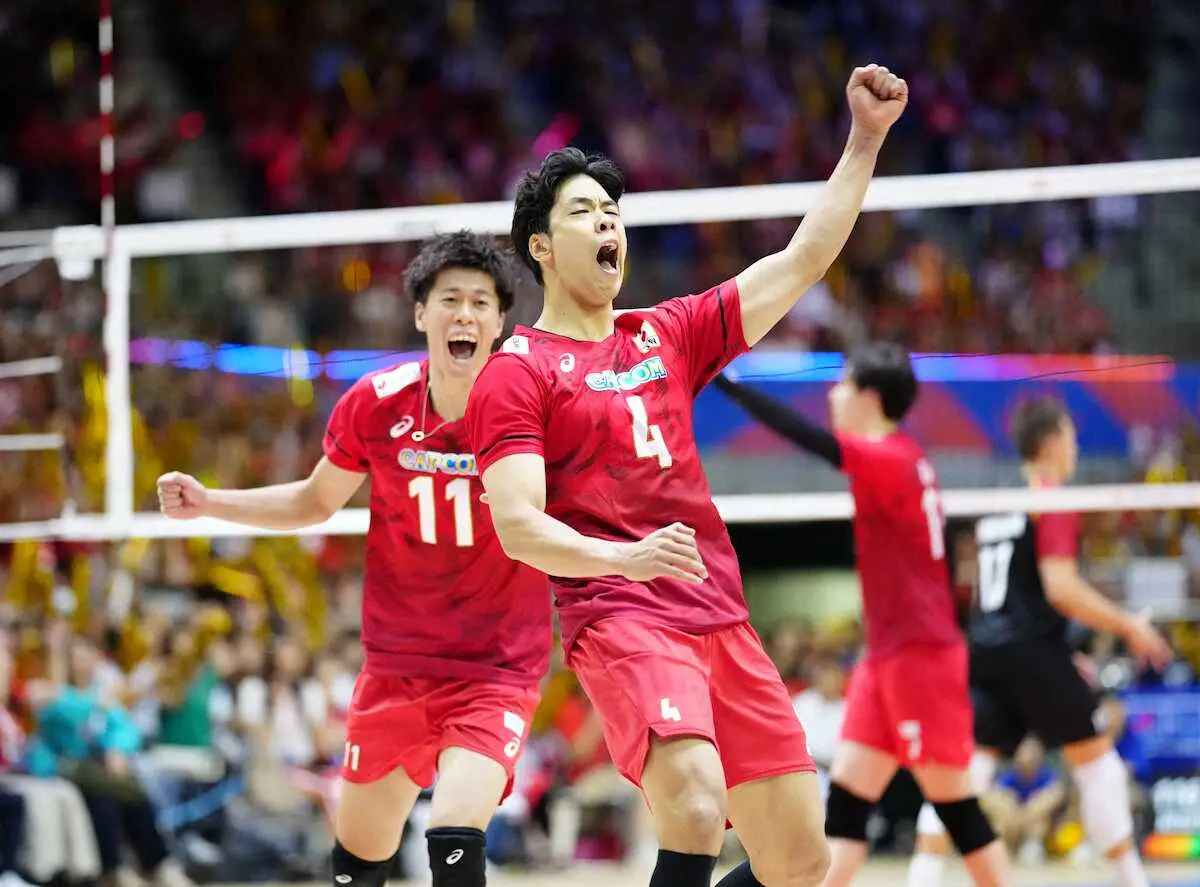 【画像・写真】【バレー】日本が逆転で第3セットを奪い2―1とリード　終盤に宮浦のパワフルサーブが決定打！