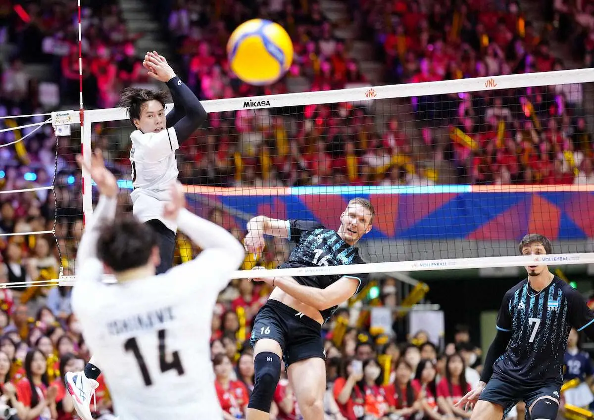 【画像・写真】＜日本・アルゼンチン＞第1セット、ブロックに行く高橋藍（左）（撮影・小海途　良幹）