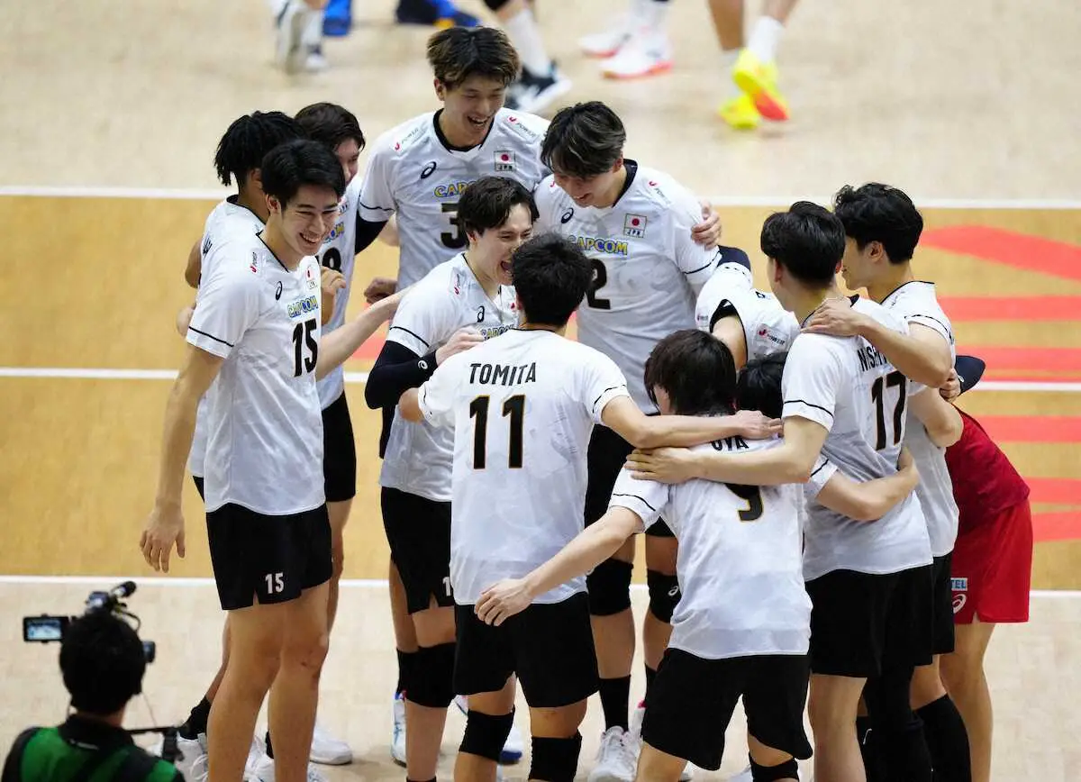 【画像・写真】＜バレーボール・ネーションズリーグ　日本・アルゼンチン＞アルゼンチンに勝利し喜ぶ日本の選手たち（撮影・小海途　良幹）