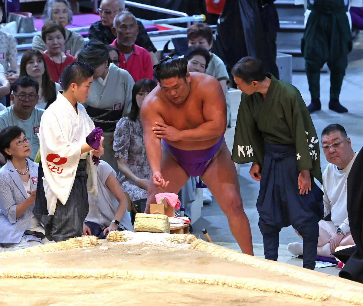 【画像・写真】佐田の海を破るも右腕を押さえる尊富士（撮影・亀井　直樹）