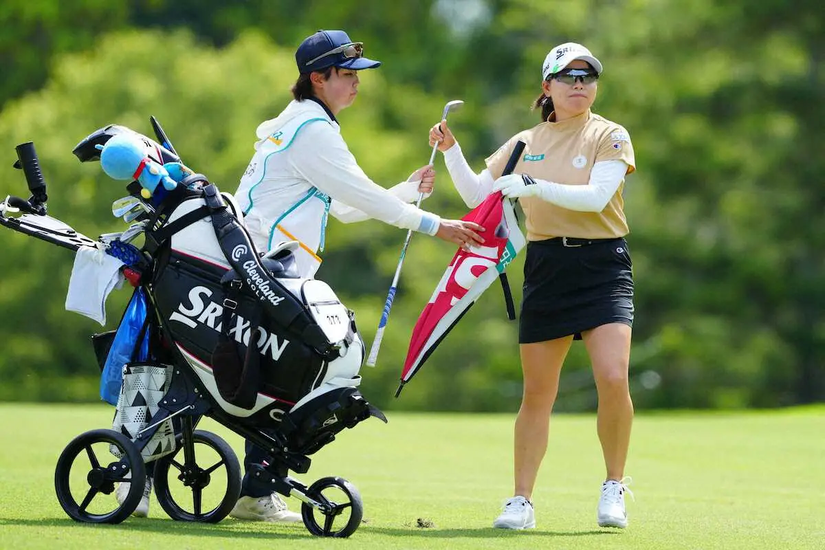 【画像・写真】18番、ショットを放ちグリーンへ向かう勝みなみ（撮影・西尾　大助）