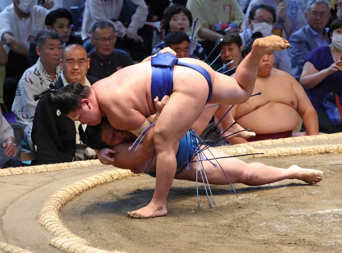 【画像・写真】＜大相撲名古屋場所6日目＞琴栄峰（下）を首投げで破る藤ノ川（撮影・亀井　直樹）