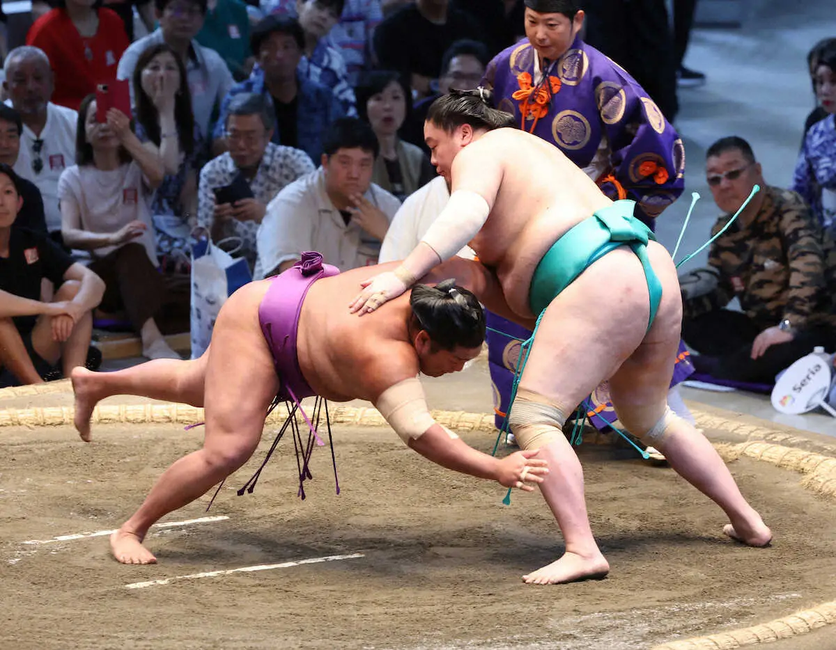 【画像・写真】御嶽海、初黒星で全勝消えた…1敗勢6人の大混戦　 新横綱・大の里が好調6勝目　琴桜は5勝で追走