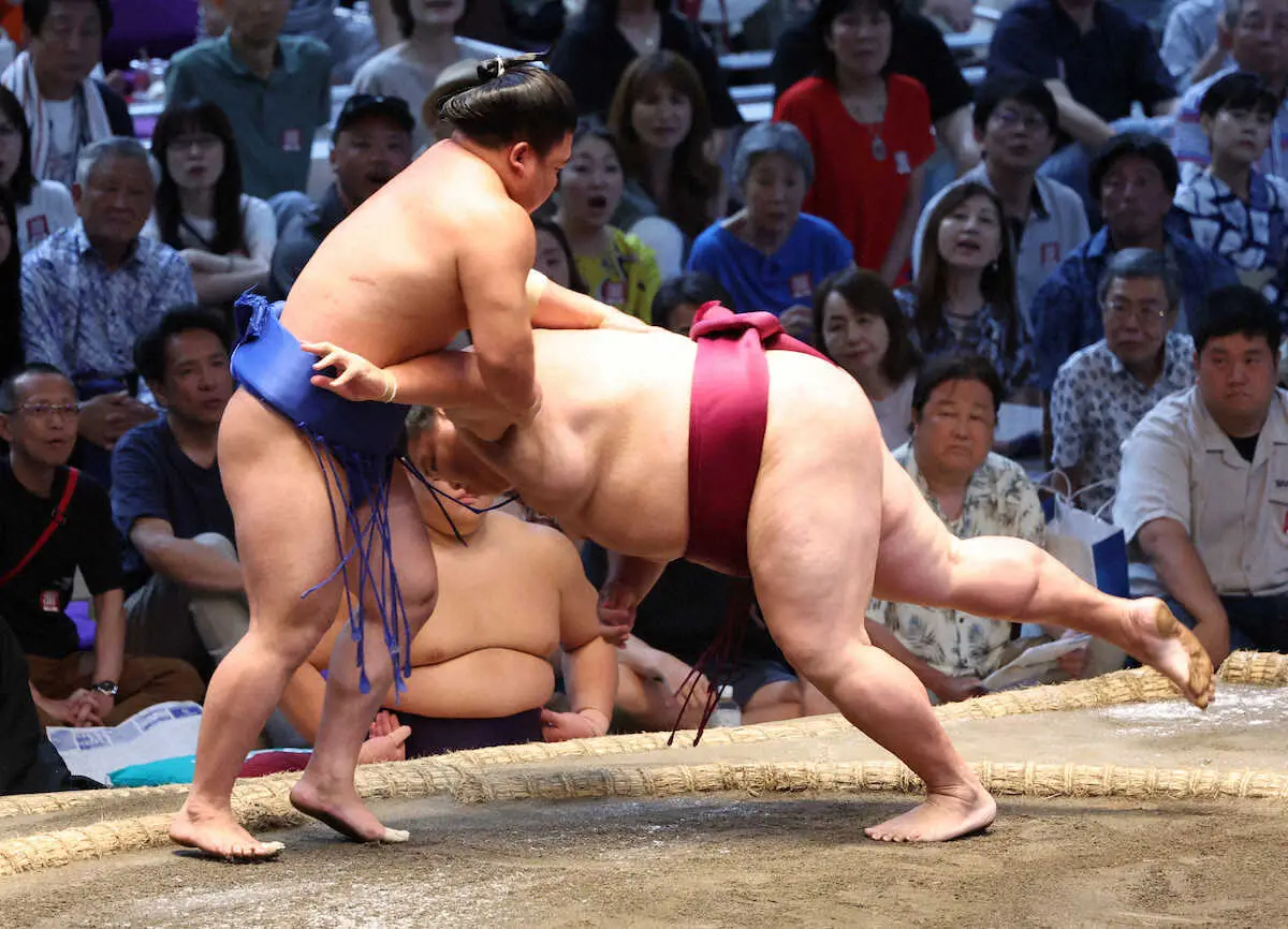 【画像・写真】藤ノ川　御嶽海を突き落として5連勝　まるで「牛若丸対弁慶」新入幕が53キロ重い元大関に逆転勝ち