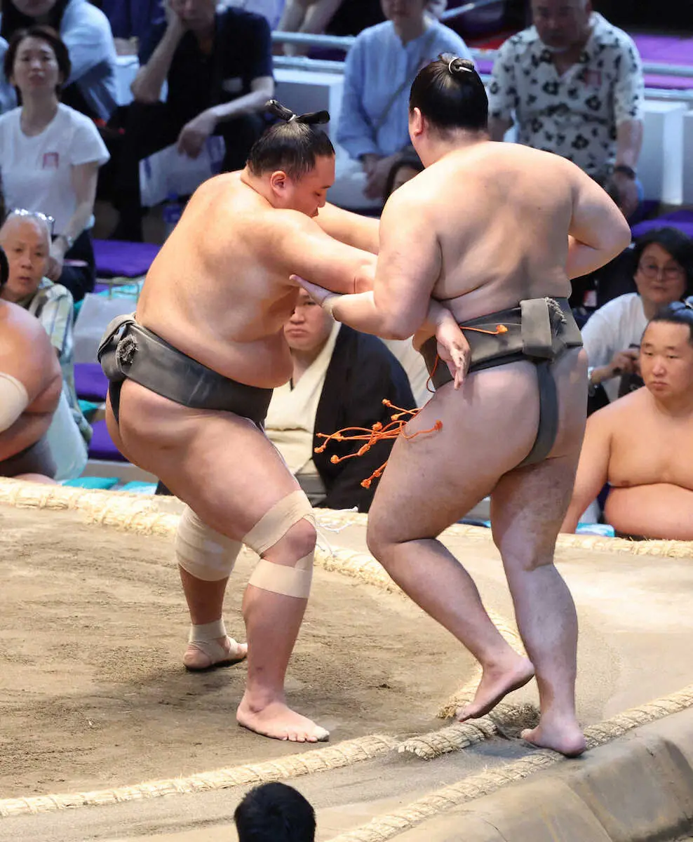 【画像・写真】朝乃山　快勝で白星先行し3勝2敗　2センチ高いの1メートル90相手に「初日からこう取らないと」