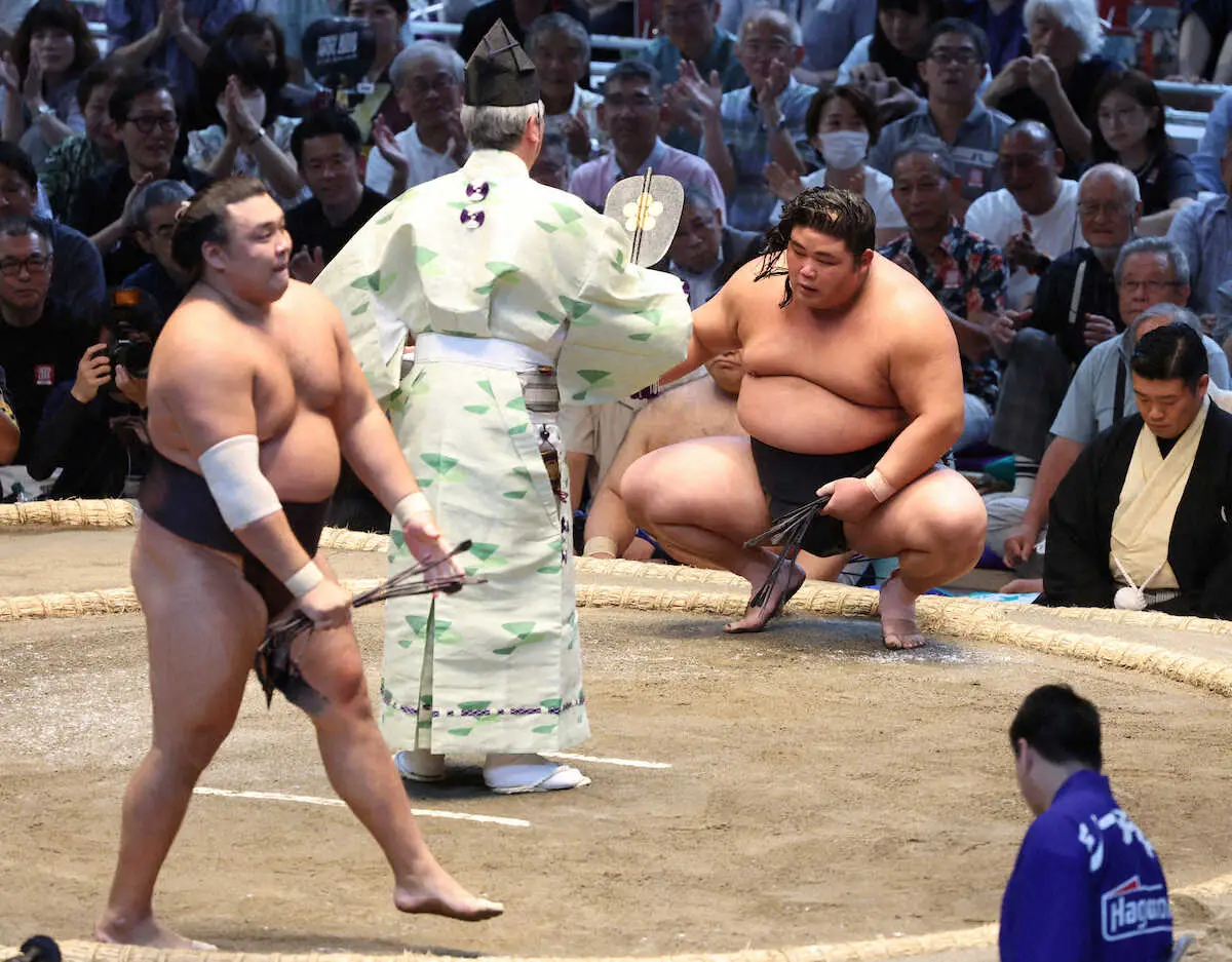 【画像・写真】＜名古屋場所・9日目＞　霧島（左）を破る伯桜鵬　（撮影・亀井　直樹）
