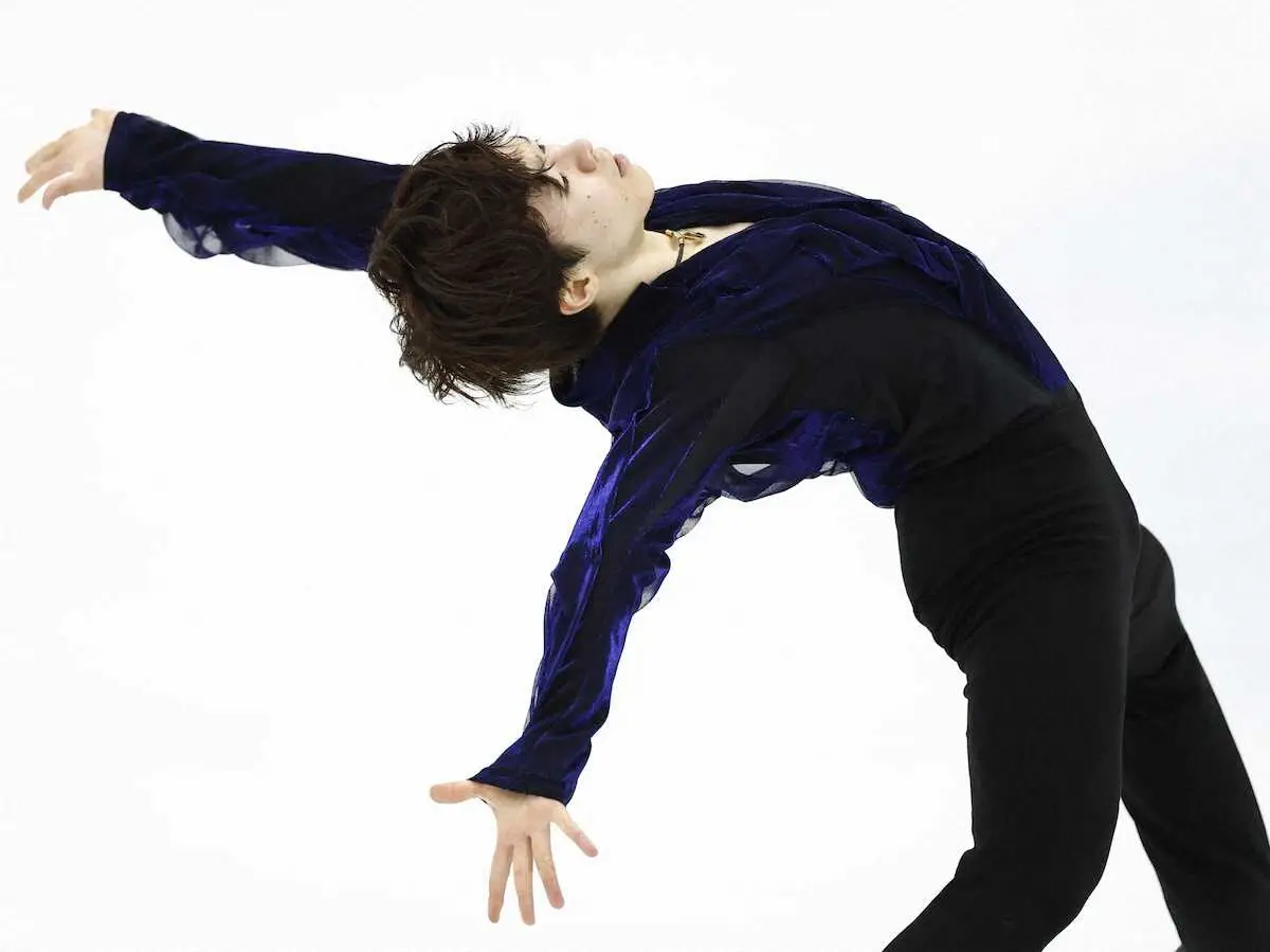 【画像・写真】　男子フリー　イナバウアーを披露する鍵山優真＝名古屋市