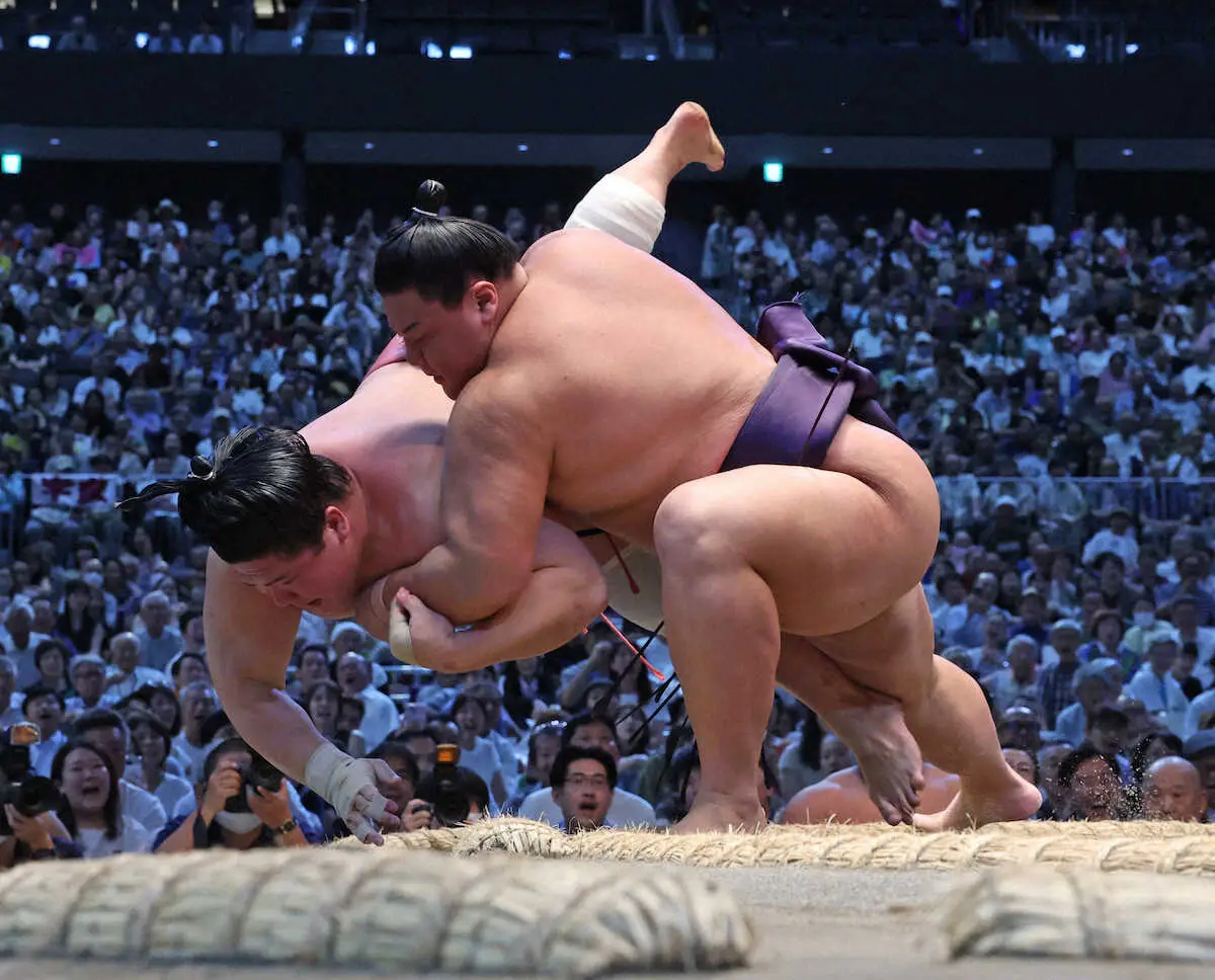 【画像・写真】草野が新入幕で勝ち越し「ホッとしている」三役経験者の宇良を破り2敗キープ「良い感じに緊張感を…」