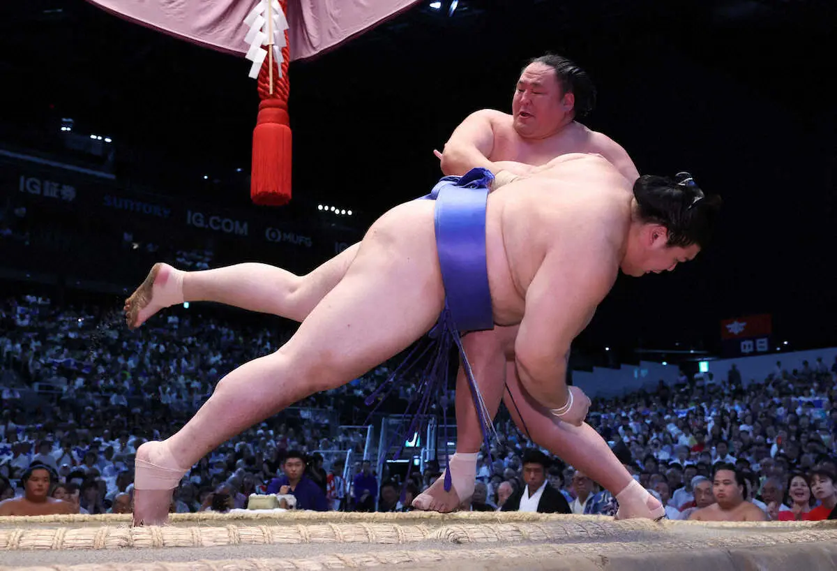 【画像・写真】玉鷲(奥)　に突き落としで敗れた大の里（撮影・亀井　直樹）