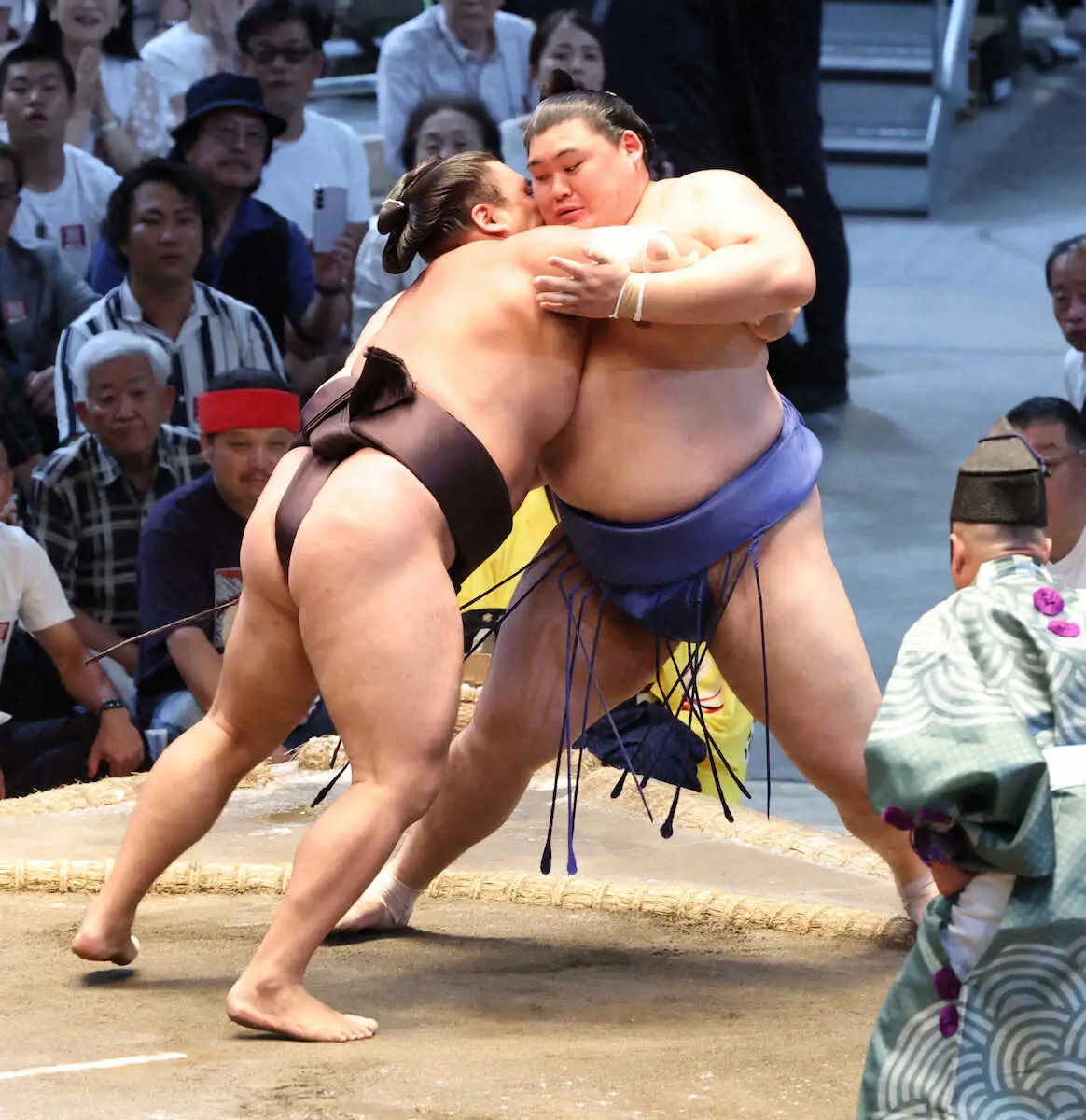【画像・写真】新横綱、大の里が勝ち越し　霧島にもろ差し許す劣勢から上手ひねりで逆転