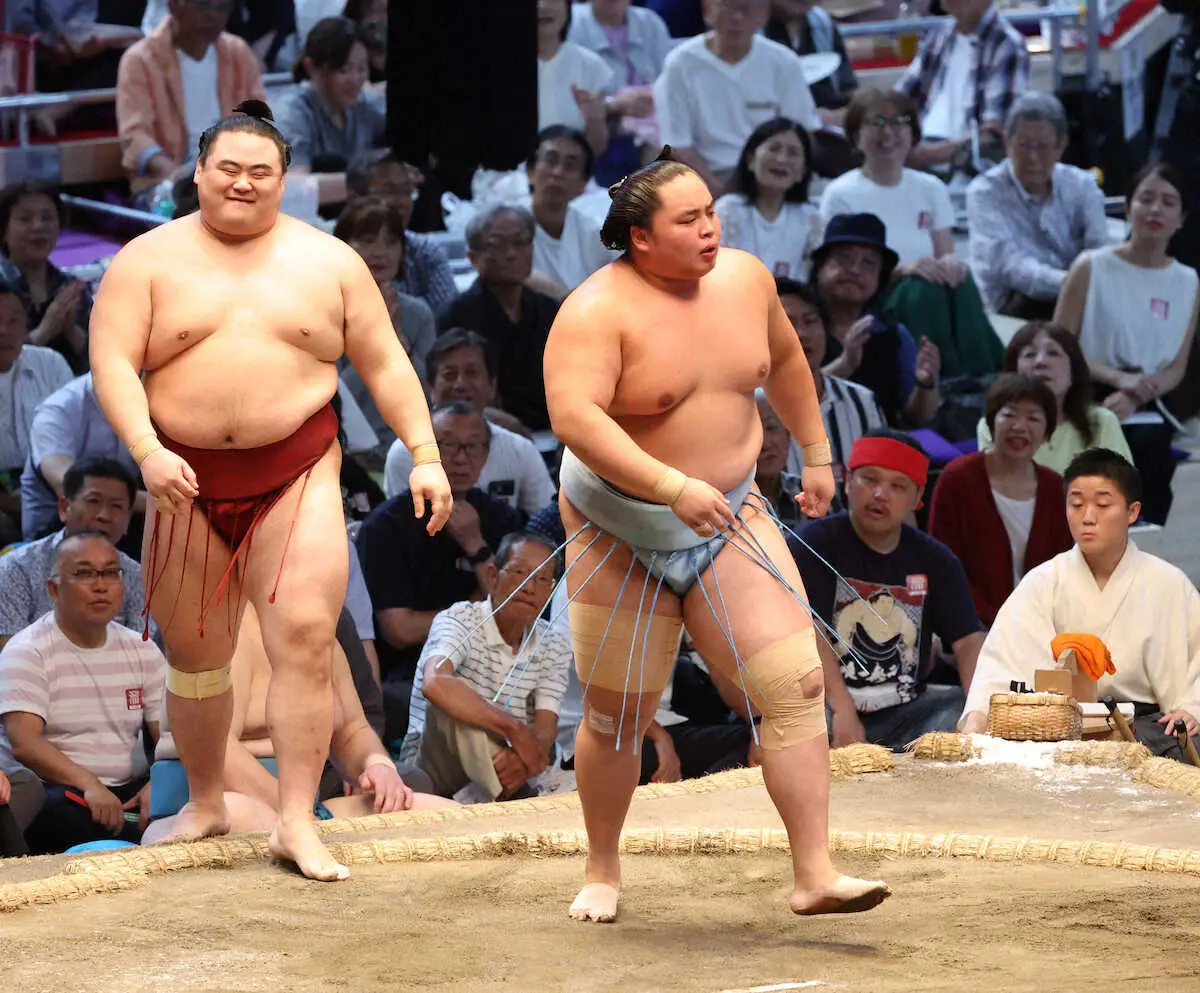 【画像・写真】＜名古屋場所・11日目＞隆の勝（左）を破った琴勝峰（撮影・亀井　直樹）