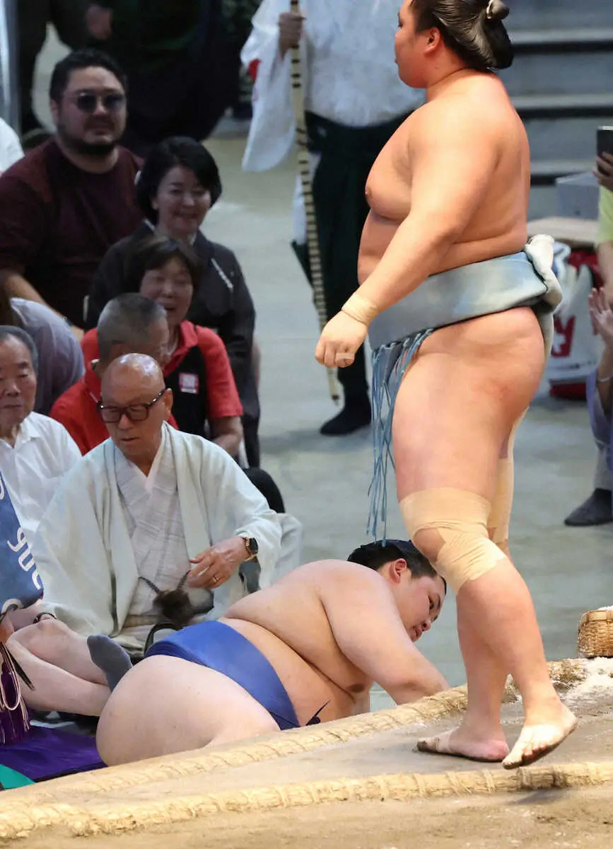 【画像・写真】上手投げで琴勝峰（右）に敗れた大の里（撮影・椎名　航）