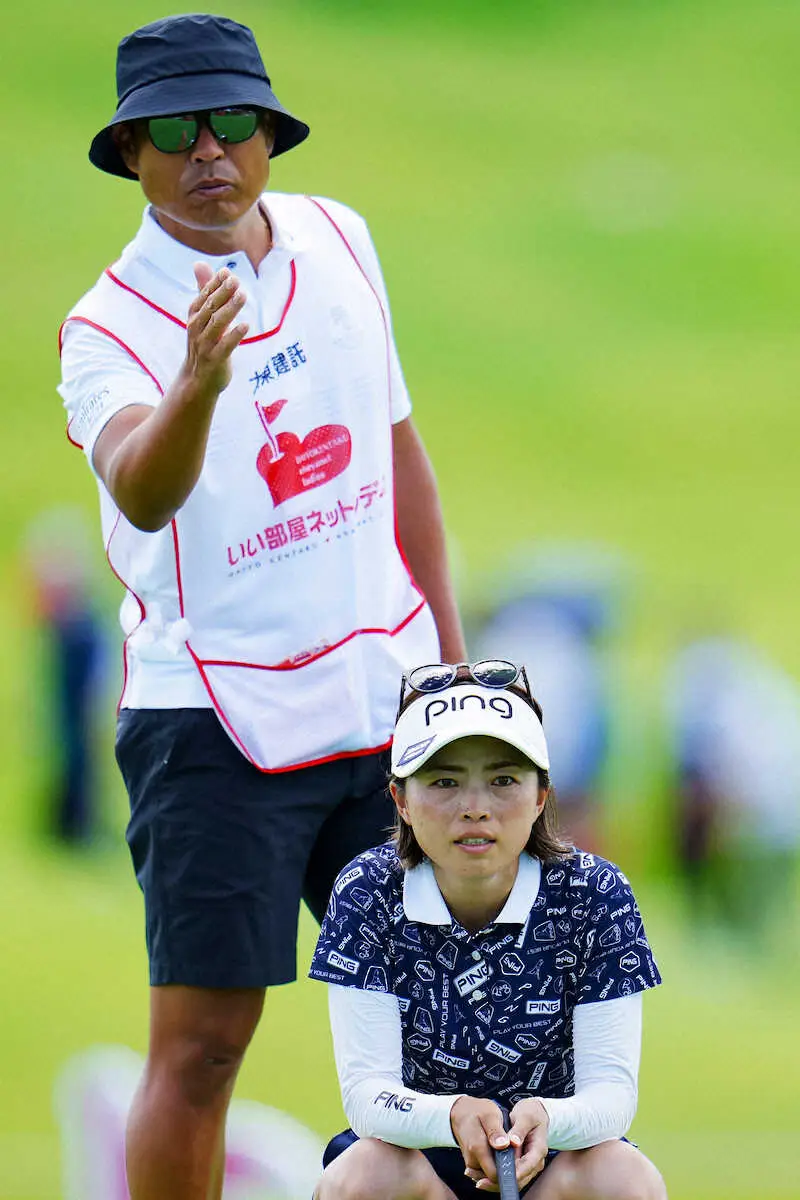 【画像・写真】18番グリーンでラインを読む一ノ瀬優希と夫でキャディーを務める谷口拓也（撮影・会津　智海）