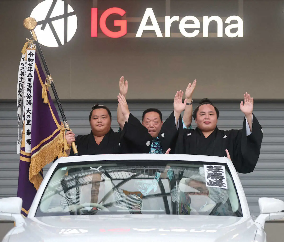 【画像・写真】＜大相撲名古屋場所千秋楽＞オープンカーに乗り、琴桜（左）とバンザイする琴勝峰（撮影・椎名　航）