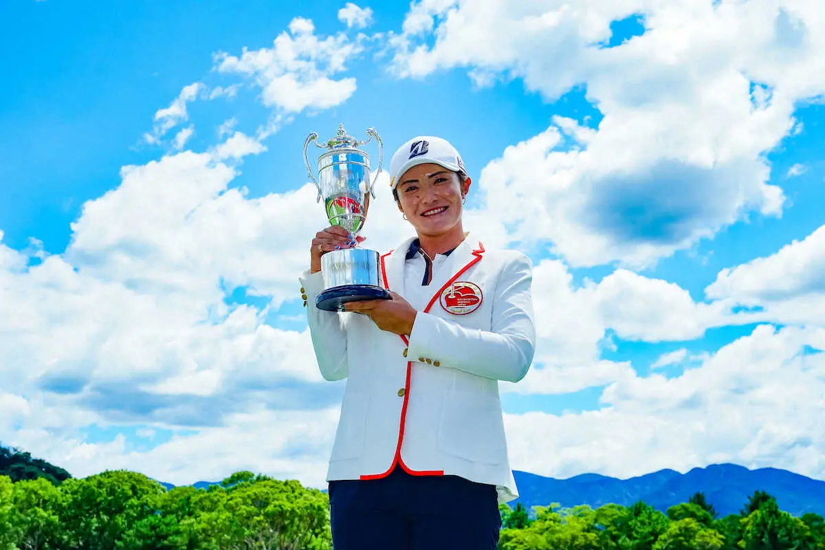 【画像・写真】【女子ゴルフ】渡辺彩香「今までの自分にない勝ち方」3W握りバーディー量産　ホステス大会恩返しV