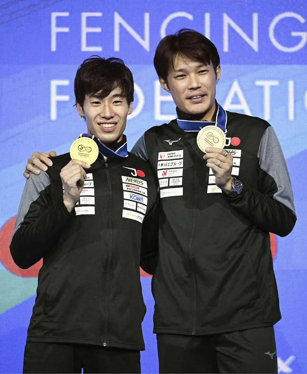【画像・写真】　男子エペ個人で優勝した加納虹輝（左）と3位の山田優＝トビリシ（共同）