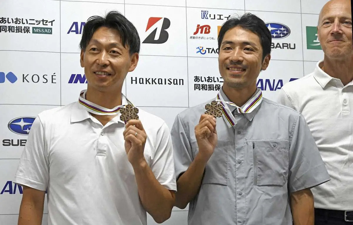 【画像・写真】　2019年のノルディックスキー世界選手権複合団体の銅メダルを授与され、ポーズをとる（左から）永井秀昭さんと渡部善斗＝29日、東京都新宿区
