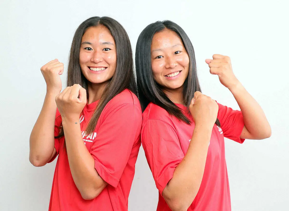 【画像・写真】＜ラクロス日本代表　中沢姉妹インタビュー＞笑顔でポーズを決める妹の中沢ねがい（左）と姉の中沢こころ（撮影・尾崎　有希）