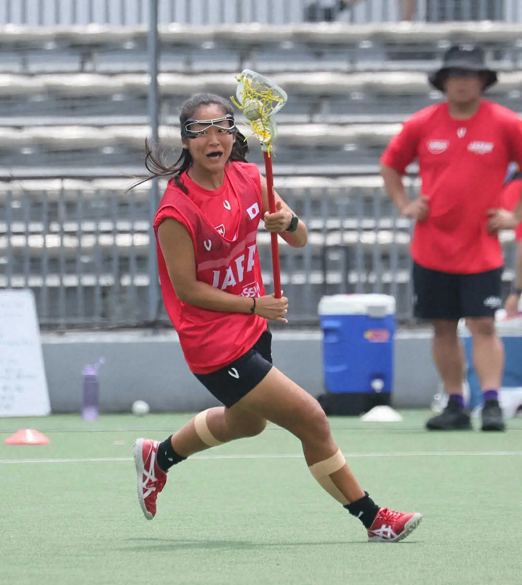 【画像・写真】＜ラクロス日本代表　中沢姉妹インタビュー＞攻め上がる中沢こころ（撮影・尾崎　有希）