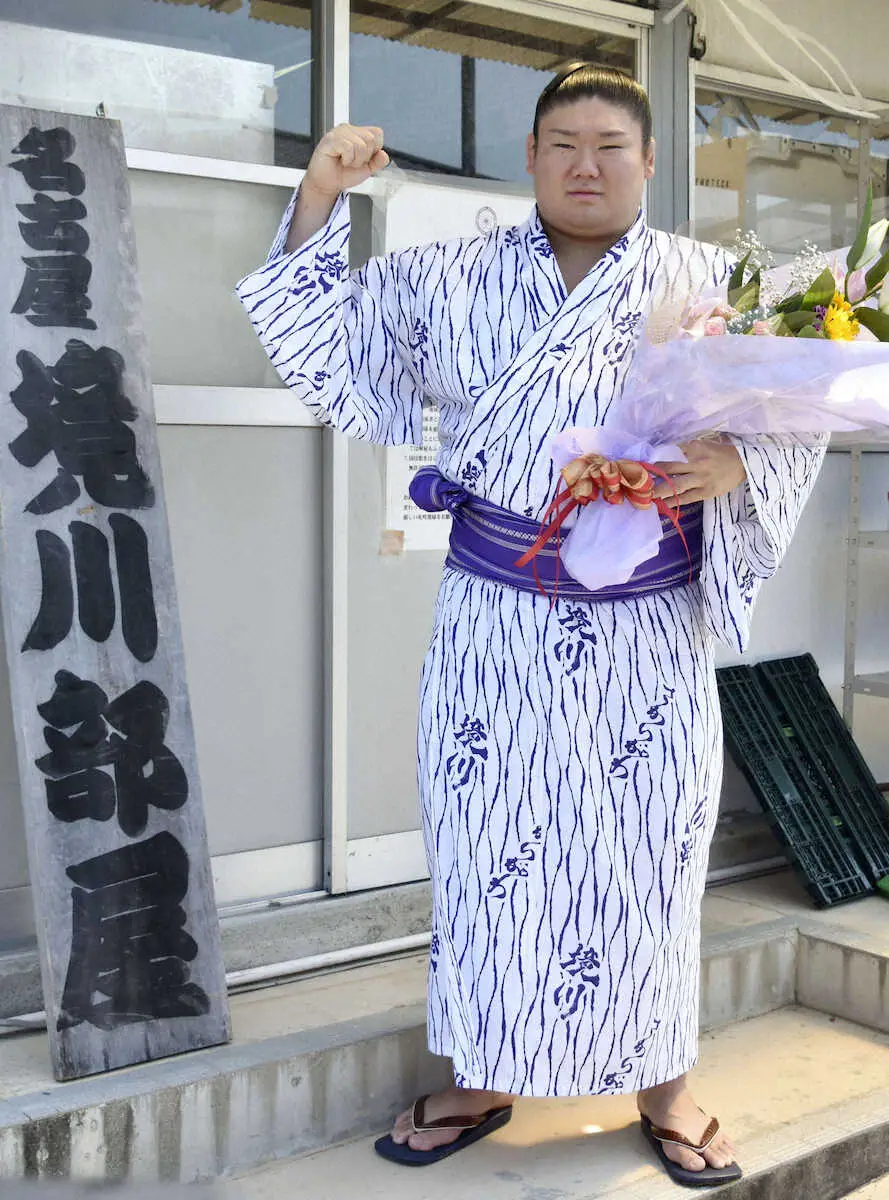 【画像・写真】新十両昇進を決め、ポーズをとる西ノ龍