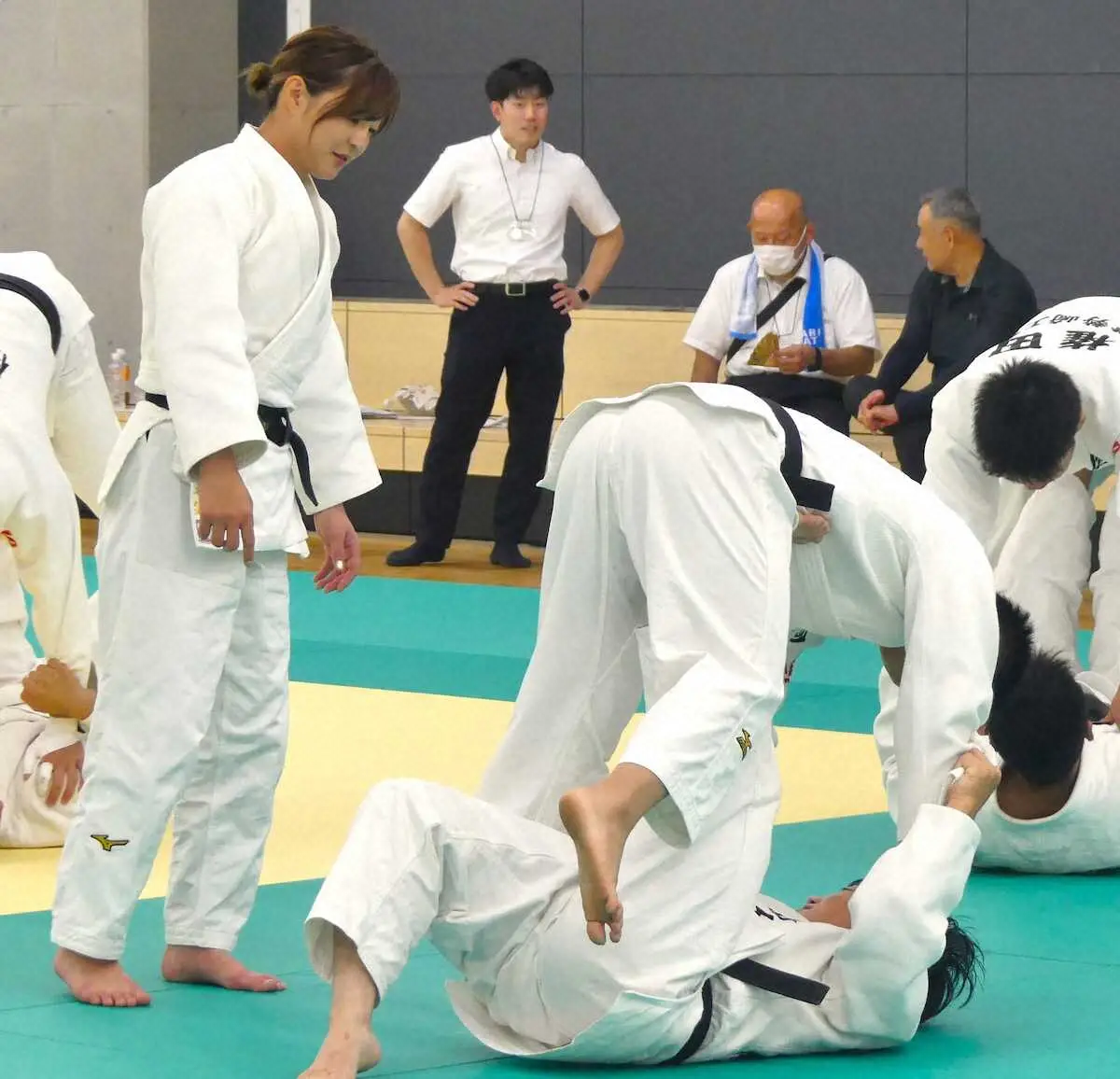 【画像・写真】【柔道】角田夏実が高校生に巴投げを伝授「もっと広めていきたい」去就明言せずも指導者の道に興味？