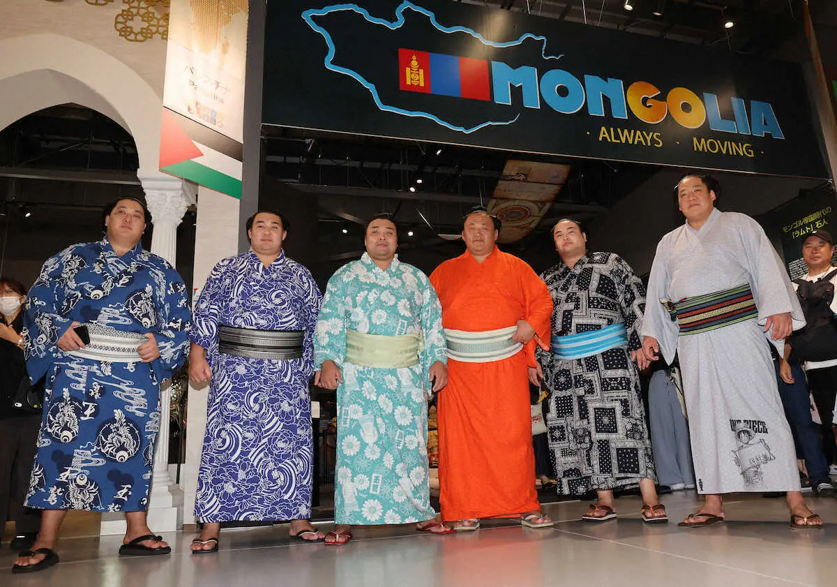 【画像・写真】玉鷲　霧島らとモンゴル館を訪問　大阪・関西万博巡業の合間に　公演は満員の4000人動員