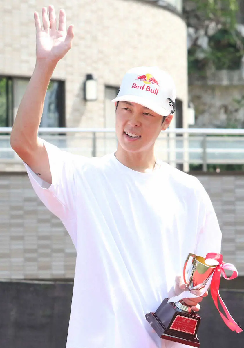 【画像・写真】笑顔で手を振る小林陵（撮影・武田　政樹）