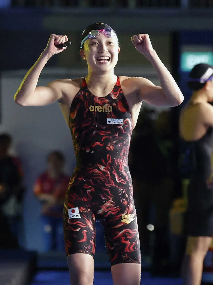 【画像・写真】女子400メートル個人メドレー決勝を終えガッツポーズする成田実生。銀メダルを獲得した