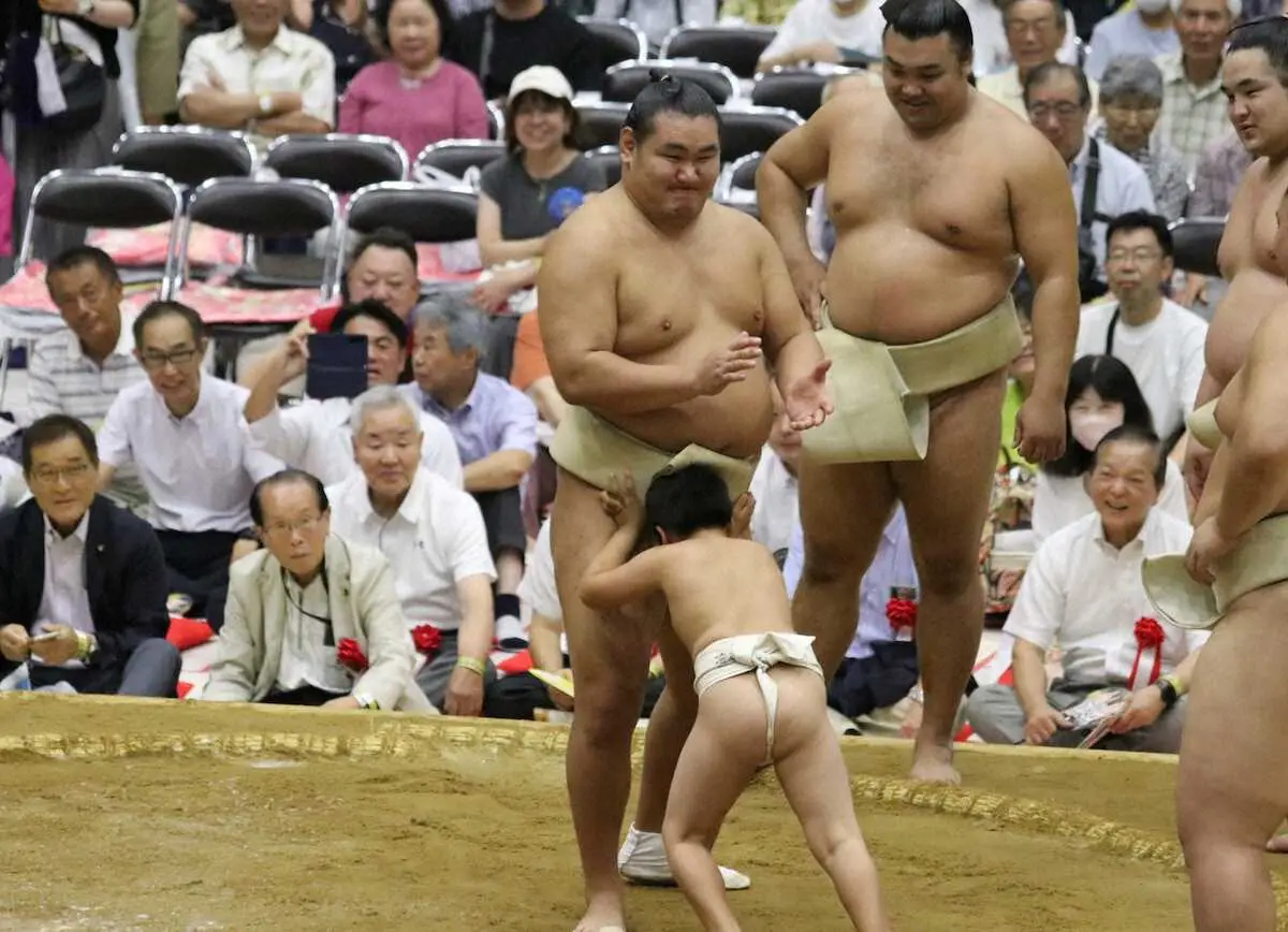 【画像・写真】豊昇龍が夏巡業に合流「痛みはあるけど、ひどい痛みじゃないので…」　左足に足袋を履いて草野らに胸を出す
