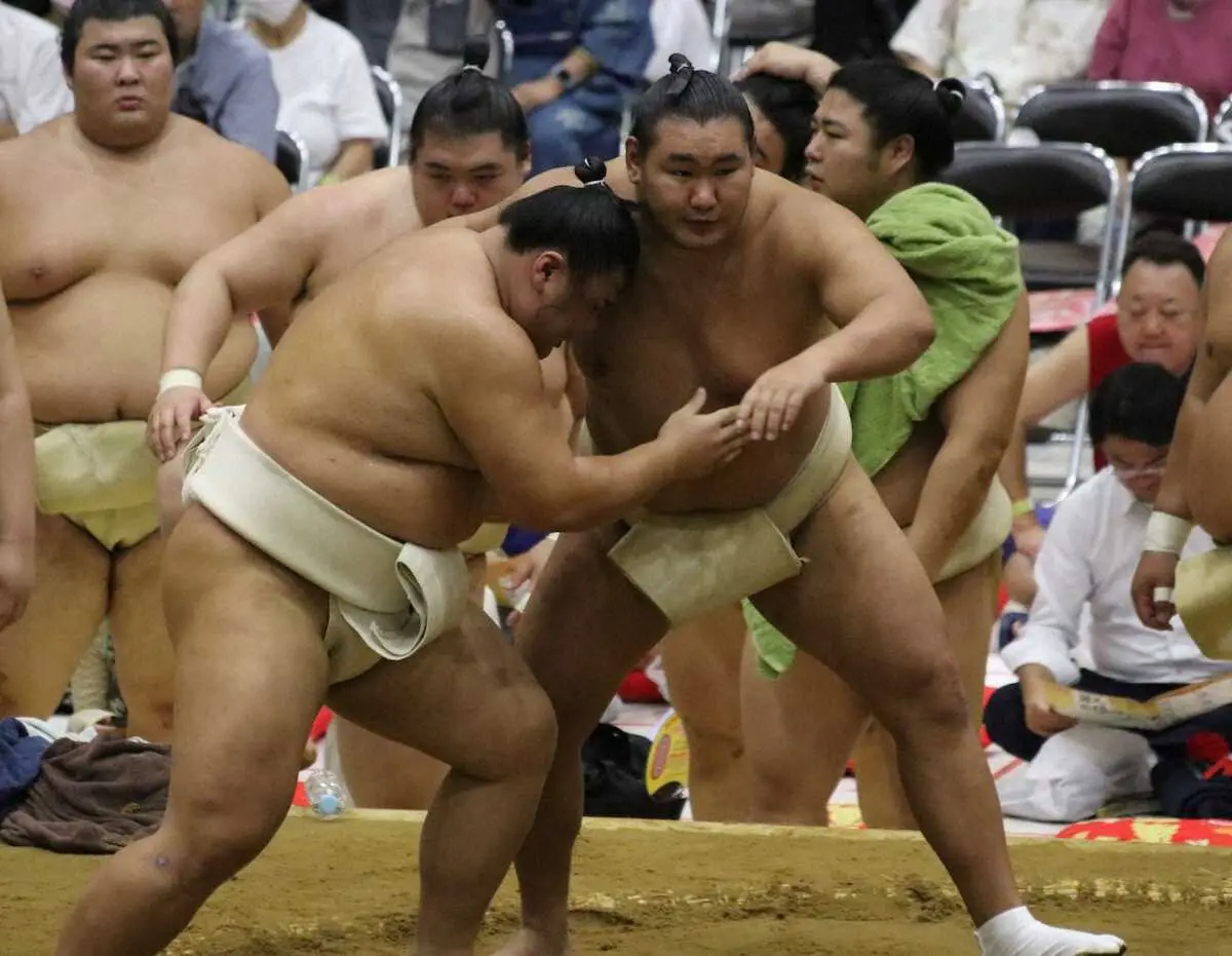 【画像・写真】夏巡業で草野（左）に胸を出す豊昇龍（撮影・中村　和也）