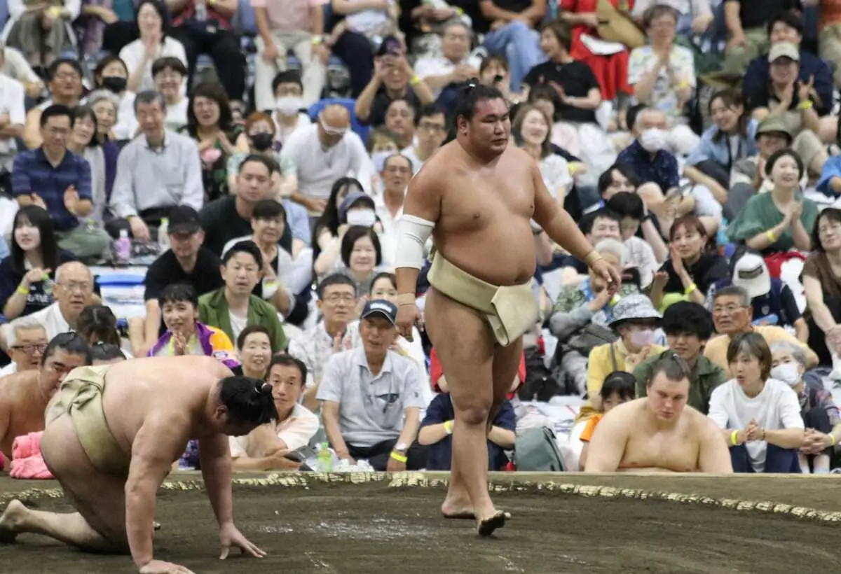 【画像・写真】夏巡業で稽古する豊昇龍（右）（撮影・中村　和也）