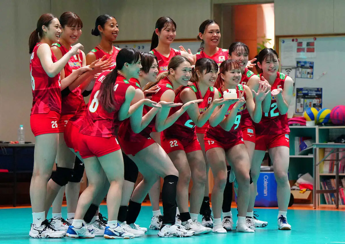 【画像・写真】＜女子バレー日本代表公開練習＞誕生日を迎えた中川（前列中央）を祝う秋本（後列左から2人目）ら選手たち（撮影・大城　有生希）