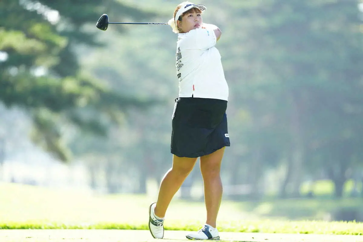 【画像・写真】＜NEC軽井沢72・初日＞4番、ティーショットを放つささきしょうこ（撮影・西尾　大助）