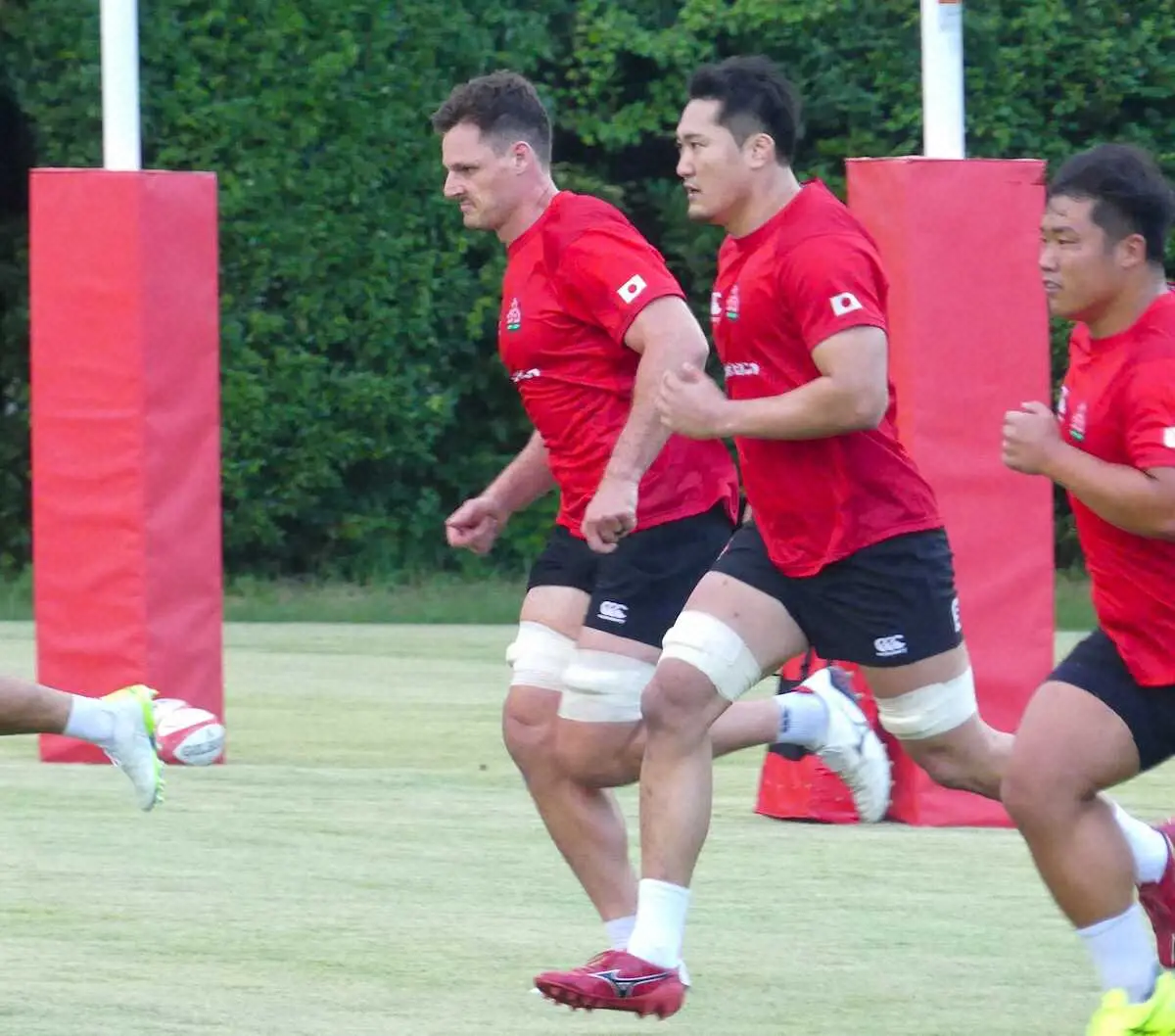 【画像・写真】日本代表合宿で走り込むLO伊藤鐘平（中央）
