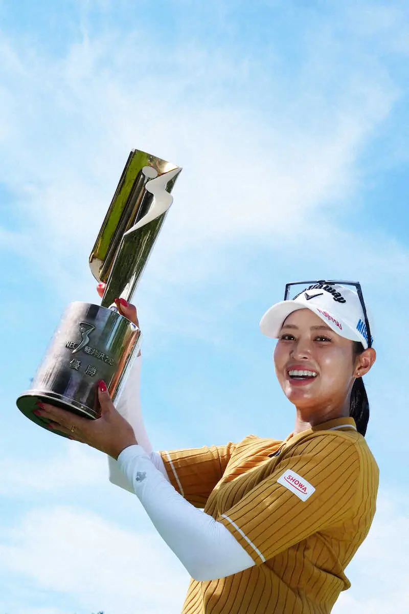 【画像・写真】＜NEC軽井沢72・最終日＞優勝トロフィーを手に笑顔を見せる柏原明日架（撮影・西尾　大助）