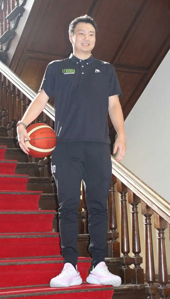 【画像・写真】赤れんが庁舎の階段で写真撮影に応じる富永（撮影・武田　政樹）