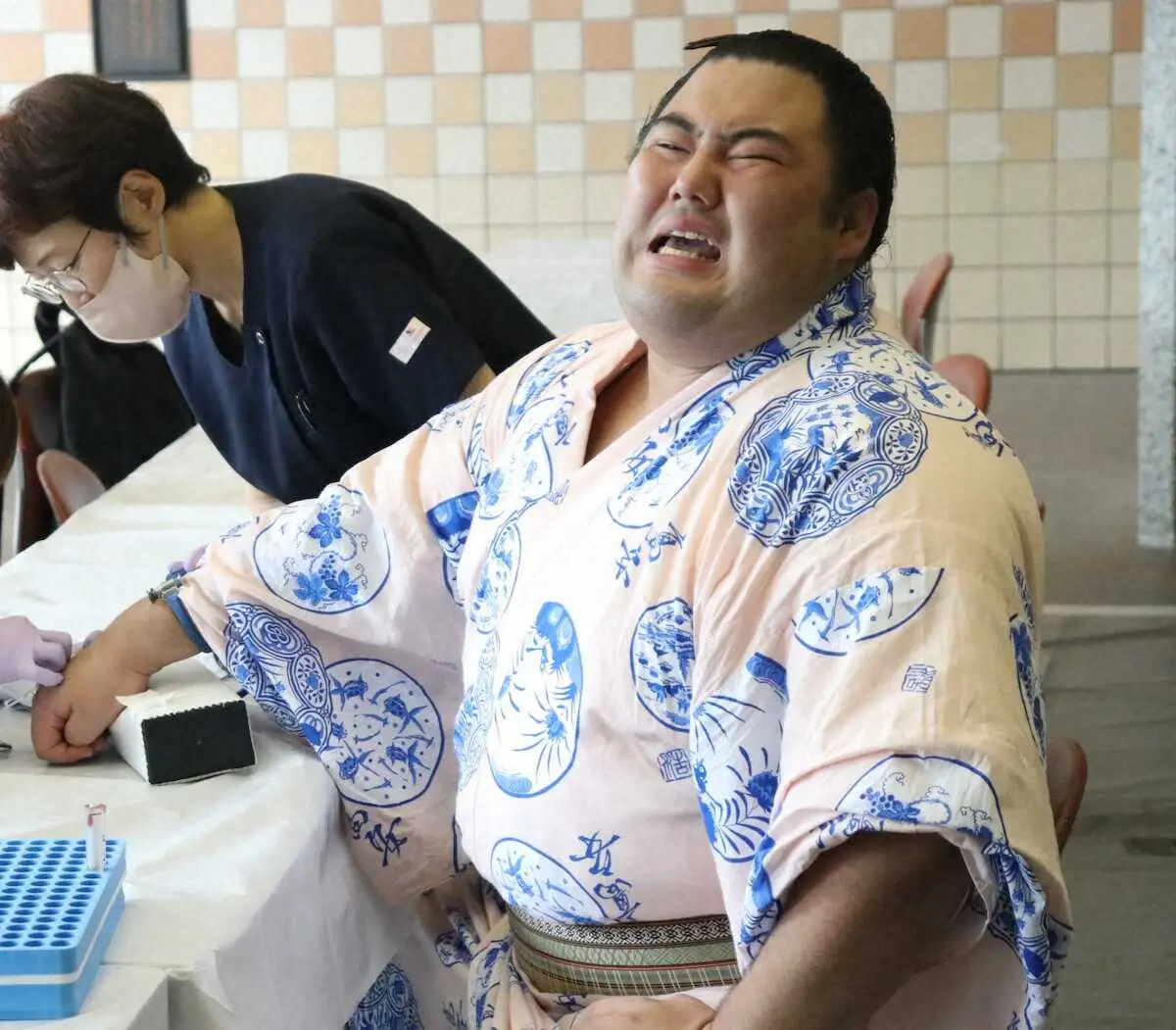 【画像・写真】幕下・海真が採血に苦戦30分　血管見つからず左手の甲で成功　「厄年なので」　先場所は胸膜炎で入院