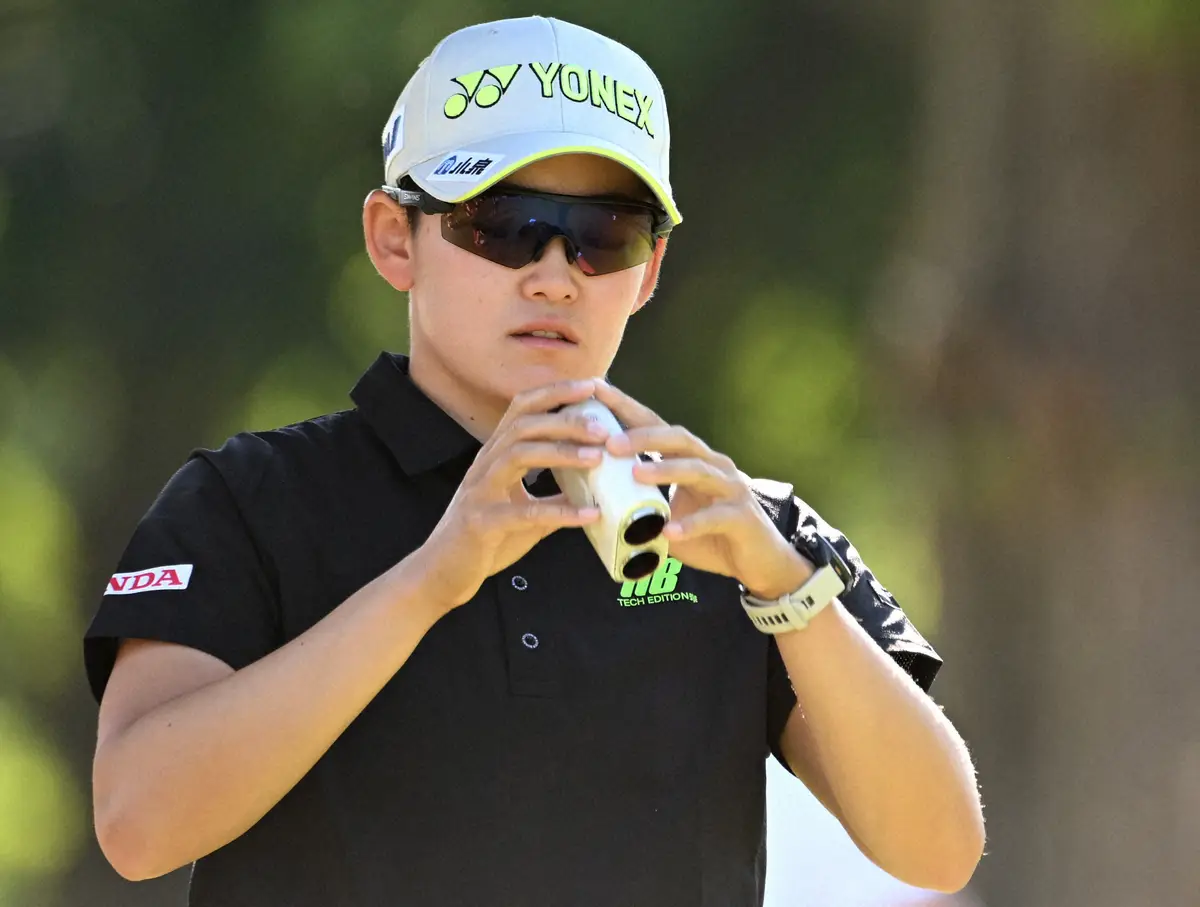 【画像・写真】第2Rの6番、距離計測器を手にする岩井明（ロイター）