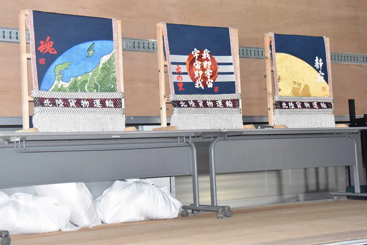 【画像・写真】トラックの荷台を舞台に大の里の化粧まわし贈呈式　父が勤務する運送会社が粋な演出