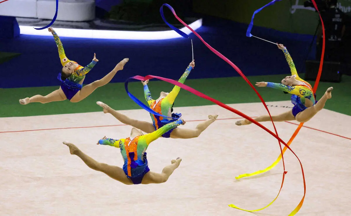 【画像・写真】団体種目別決勝　銀メダルを獲得した日本のリボンの演技（ロイター）