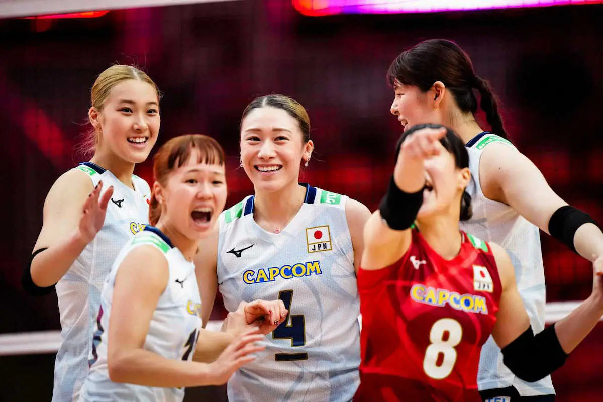 【画像・写真】＜日本・ウクライナ＞ウクライナに勝ち、笑顔の石川（中央）ら日本（C）Volleyball　World　