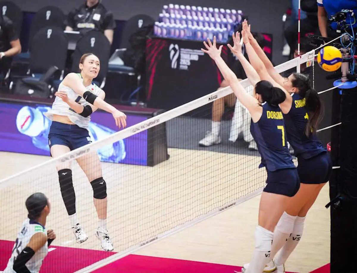 【画像・写真】＜日本・ウクライナ＞スパイクを放つ石川（左）（C）Volleyball　World　